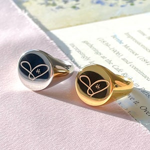 Heart H. signet ring - Engraved Circle Signet Ring