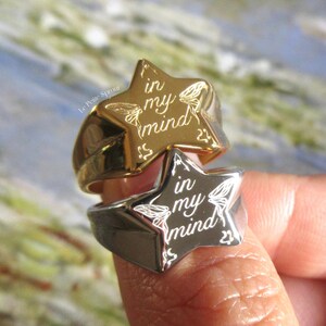 Pu&ograve; includere: Due anelli a forma di stella dorati e argentati con l'iscrizione "in my mind" e un design a farfalla.