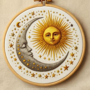 Puede incluir: Diseño celestial bordado con un sol dorado con una cara sonriente y una luna creciente con una cara, rodeados de estrellas. El bordado está en un aro de madera, creando una decoración de pared.