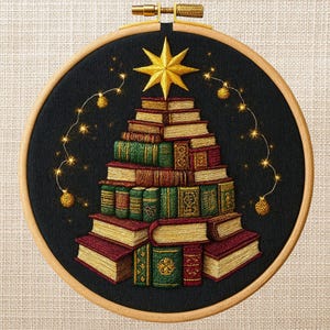 Könnte beinhalten: Gestickter Weihnachtsbaum aus Büchern in einem Holzreifen. Der Baum besteht aus verschiedenen Büchern in Rot-, Grün- und Brauntönen, gekrönt von einem goldenen Stern. Eine Lichterkette aus Gold umrundet den Baum auf schwarzem Hintergrund.