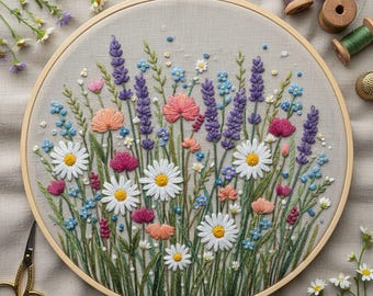 Puede incluir: Diseño floral bordado a mano en un aro de madera. La obra de arte presenta una variedad de flores coloridas, incluyendo margaritas, lavanda y otras flores silvestres, con tallos y hojas verdes. El fondo es una tela beige claro. El texto "HAND EMBROIDERY PDF PATTERNS BY ZAZARITA" está en la parte inferior.