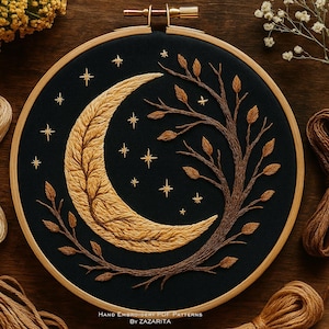 Può includere: Opera d'arte ricamata raffigurante una luna crescente e un albero con foglie, su sfondo nero con stelle. Il disegno è incorniciato in un cerchio di legno. Il testo "Hand Embroidery PDF Patterns By Zazarita" è in basso.