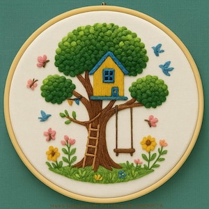 Peut inclure: Broderie sur cerceau représentant une scène de cabane dans un arbre. Une maison jaune avec un toit bleu est nichée dans un arbre vert, avec une balançoire, une échelle et des fleurs colorées. Des papillons roses et des oiseaux bleus complètent le design.