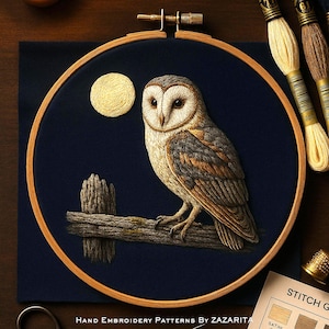 Puede incluir: Bordado a mano que representa un búho común posado en un poste de madera bajo la luna llena. El búho tiene plumas detalladas en tonos marrones, grises y crema, sobre un fondo azul oscuro dentro de un bastidor de bordado de madera. Texto: "Hand Embroidery Patterns By Zazarita."