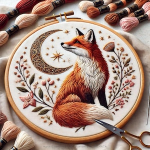 Op de afbeelding: Een borduurring met een gedetailleerd vossendesign met een maan en sterren. De vos heeft oranje en witte vacht, omringd door bloemmotieven. Borduurgaren in diverse kleuren en een schaar zijn ook zichtbaar.