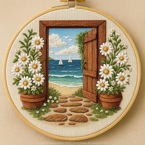 Può includere: Opera d'arte ricamata in un telaio di legno rotondo. Il design presenta una porta di legno che si apre su una scena di spiaggia con barche a vela, margherite in vasi e un sentiero di pietra. La tavolozza dei colori include sfumature di marrone, verde, blu e bianco.