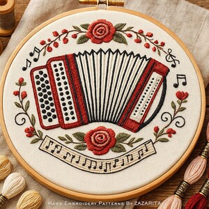 Może przedstawiać: Haft w drewnianym kole przedstawiający czerwono-czarną akordeon, otoczony nutami, czerwonymi różami i zielonymi liśćmi. Tekst "Hand Embroidery Patterns By Zazarita" znajduje się na dole. Projekt jest na kremowej tkaninie.