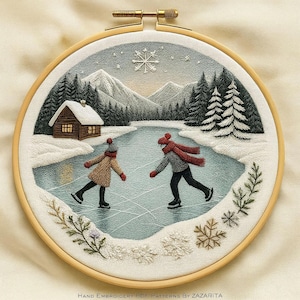 以下が含まれることがあります： 木製のフレームに手刺繍された冬の風景。2人の人物が凍った湖でスケートをしており、雪に覆われた土手、松の木、山々に囲まれています。小さな小屋が湖の端にあります。刺繍には雪の結晶と「Hand Embroidery PDF Patterns By Zazarita」の文字が施されています。