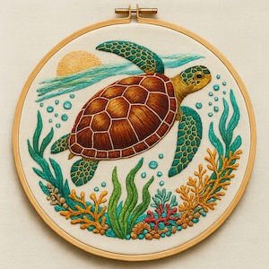Op de afbeelding: Geborduurd kunstwerk van een zeeschildpad die onder water zwemt. De schildpad heeft een bruin schild en turquoise vinnen. De achtergrond toont een gele zon, blauw water, bellen en koraal. Het kunstwerk zit in een houten hoepel.