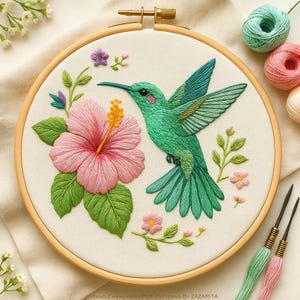 Peut inclure: Broderie d'art sur tambour représentant un colibri vert vif et une fleur d'hibiscus rose. Le motif est posé sur un tissu crème à l'intérieur d'un cercle en bois. L'œuvre comprend de petites fleurs roses et des feuilles vertes.