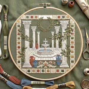 Può includere: Un'opera d'arte ricamata dettagliata in un cerchio di legno, raffigurante una scena di giardino classico con colonne, una fontana e rami d'ulivo. L'opera d'arte utilizza una tavolozza di verdi, bianchi e toni della terra. Fili da ricamo e forbici sono visibili intorno al cerchio.
