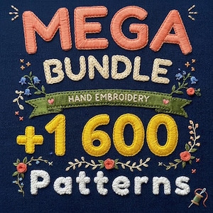 Może przedstawiać: Ciemnoniebieskie tło z tkaniny z ręcznie wyszywanym napisem MEGA BUNDLE, HAND EMBROIDERY, + 1 600 oraz Patterns. Wzór zawiera zieloną wstążkę, żółte cyfry oraz kwiatowe akcenty wykonane różową i niebieską nicią.