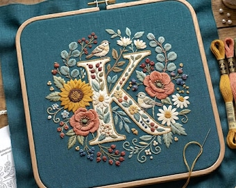 Floral Buchstabe K Stickmuster, Botanische Monogramm Hoop Art (PDF Download)