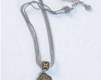 Collar Brighton Alhambra de tres hilos con colgante reversible en plata, negro y oro.