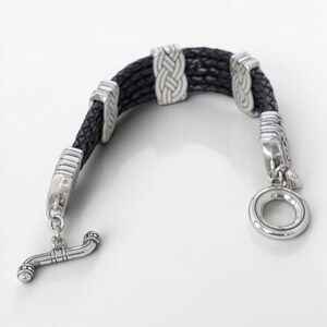 Bracciale Brighton Interlok a più file in pelle nera con nodo celtico e chiusura a moschettone argentata. immagine 3