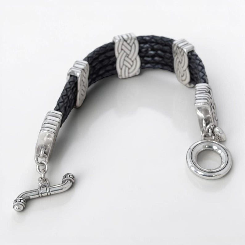 Bracciale Brighton Interlok a più file in pelle nera con nodo celtico e chiusura a moschettone argentata. immagine 3
