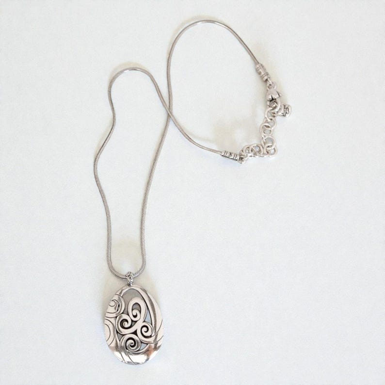 Collar con colgante de lágrima enrollada Brighton Mingle, chapado en plata, de 40,6 a 45,7 cm imagen 2