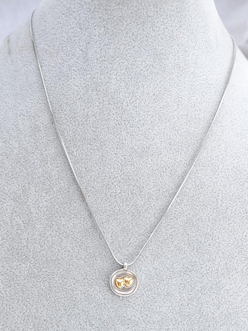 Collana con ciondolo a forma di cuore color oro Brighton: gioielli delicati incisi immagine 5