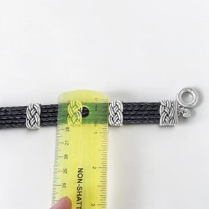 Bracciale Brighton Interlok a più file in pelle nera con nodo celtico e chiusura a moschettone argentata. immagine 5