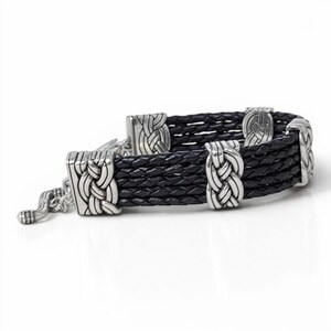 Bracciale Brighton Interlok a più file in pelle nera con nodo celtico e chiusura a moschettone argentata. immagine 2