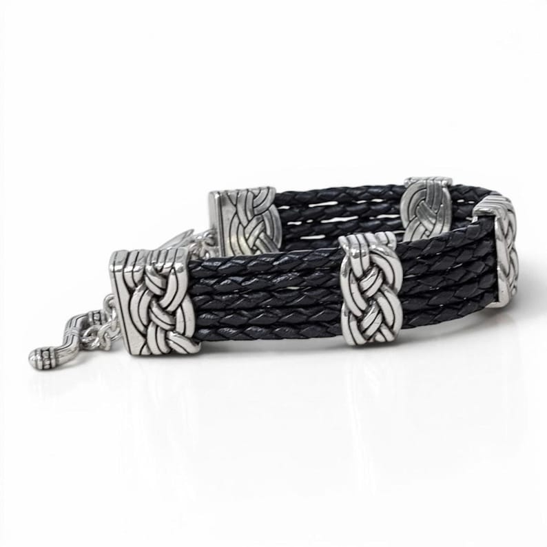 Bracciale Brighton Interlok a più file in pelle nera con nodo celtico e chiusura a moschettone argentata. immagine 2