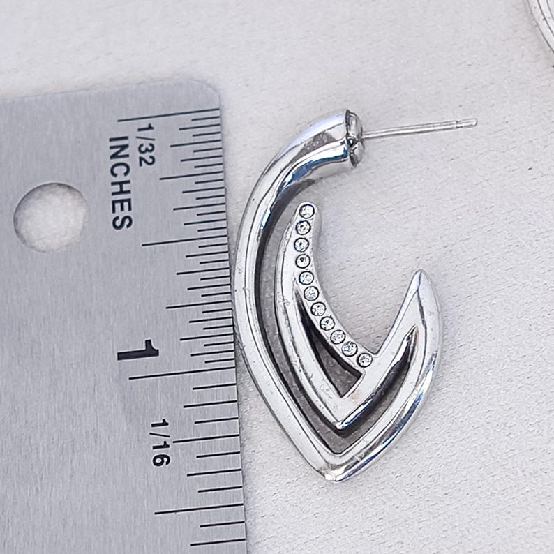 Pendientes de aro Brighton J con cristales de estrás bañados en plata y cierre de presión. imagen 4