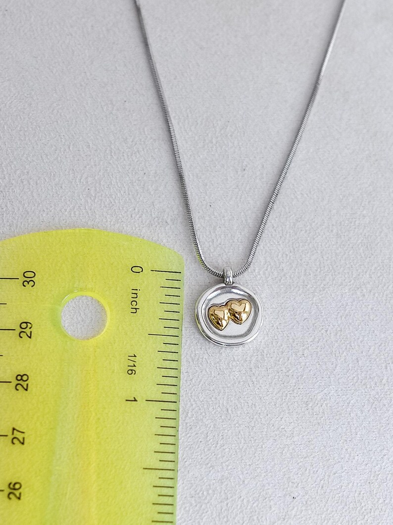 Collana con ciondolo a forma di cuore color oro Brighton: gioielli delicati incisi immagine 3
