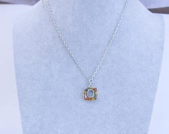 Collier à pendentif fleur de l'île de Brighton | Fleur en métal argenté | Conception réversible | 16-18" vintage à la retraite