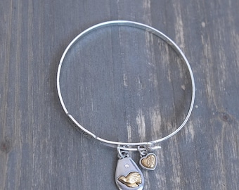 Pulsera fina con cierre de gancho apilable en forma de paloma de la paz de Brighton Art and Soul