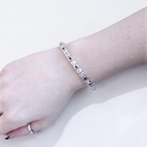 Bracciale rigido Brighton Times Square in argento con cristalli, sottile e impilabile, 2,5 pollici immagine 4