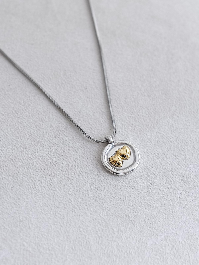 Collana con ciondolo a forma di cuore color oro Brighton: gioielli delicati incisi immagine 1