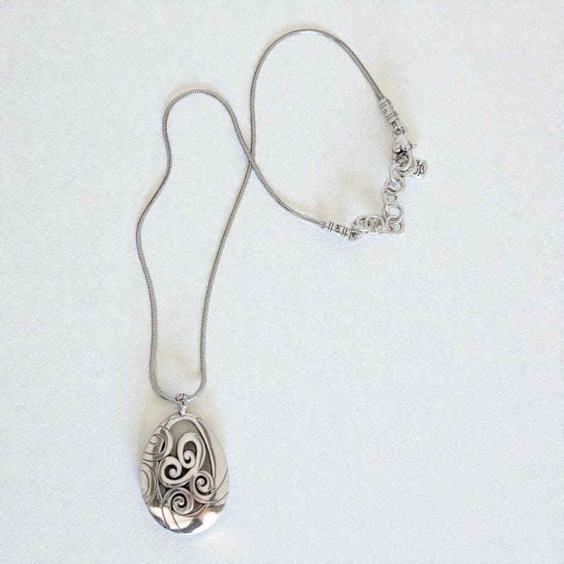 Collar con colgante de lágrima enrollada Brighton Mingle, chapado en plata, de 40,6 a 45,7 cm imagen 3