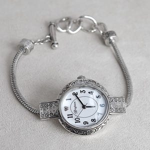 Brighton Vintage Tustin Charm Armbanduhr versilbert Knebelverschluss 18,8 cm (1,8 - 2,5 cm) funktionierender abnehmbarer Charms