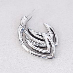 Pendientes de aro Brighton J con cristales de estrás bañados en plata y cierre de presión. imagen 3