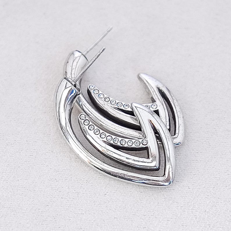 Pendientes de aro Brighton J con cristales de estrás bañados en plata y cierre de presión. imagen 3