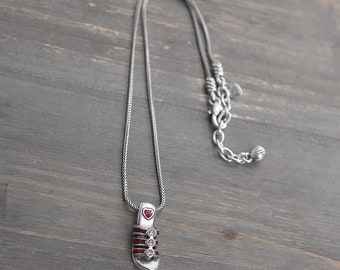 Colar com pingente de sapato de sandália vermelha Brighton placa de prata vintage com esmalte