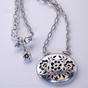 Brighton Cutout Flower Filigree Oval Pendant Necklace Textured Chain Retired image 6