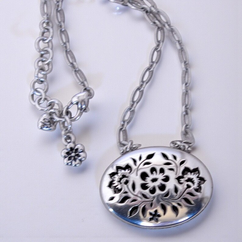 Brighton Cutout Flower Filigree Oval Pendant Necklace Textured Chain Retired image 6