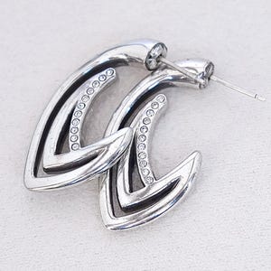 Pendientes de aro Brighton J con cristales de estrás bañados en plata y cierre de presión. imagen 2