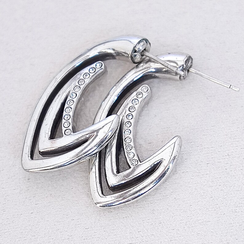 Pendientes de aro Brighton J con cristales de estrás bañados en plata y cierre de presión. imagen 2