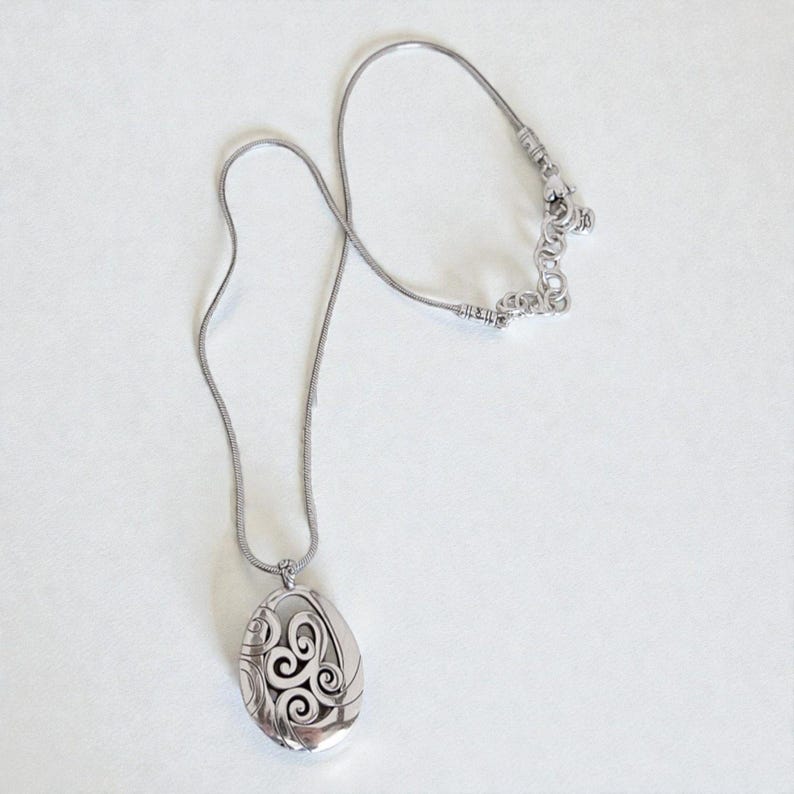 Collar con colgante de lágrima enrollada Brighton Mingle, chapado en plata, de 40,6 a 45,7 cm imagen 4