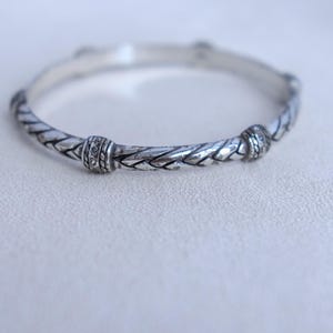 Brighton Slim Flätat Armband Silverpläterat Pendant 2,5" Stapelbart Style Vintage Smycken i Lager bild 2