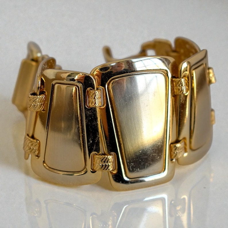 Brighton Trendoro Breites vergoldetes Gliederarmband Fold Over Snap Verschluss im Ruhestand Bild 2