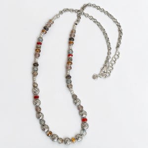 Collar largo de cuentas Brighton Latika con pergamino retirado bañado en plata y multicolor imagen 2