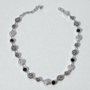 Brighton Contempo Rolle Kristallhalskette Silber über Schwarz Grau im Ruhestand Bild 1