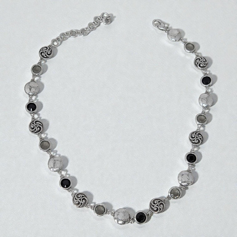 Brighton Contempo Rolle Kristallhalskette Silber über Schwarz Grau im Ruhestand Bild 1