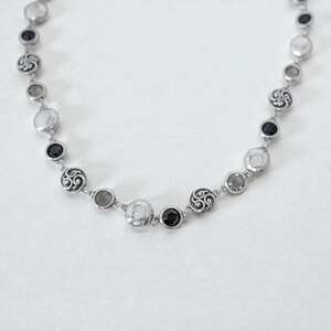Brighton Contempo Rolle Kristallhalskette Silber über Schwarz Grau im Ruhestand Bild 3