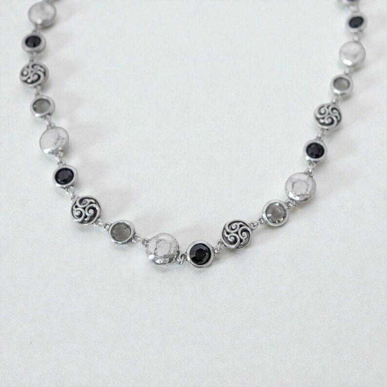 Brighton Contempo Rolle Kristallhalskette Silber über Schwarz Grau im Ruhestand Bild 3