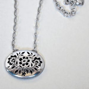 Brighton Cutout Flower Filigree Oval Pendant Necklace Textured Chain Retired image 2