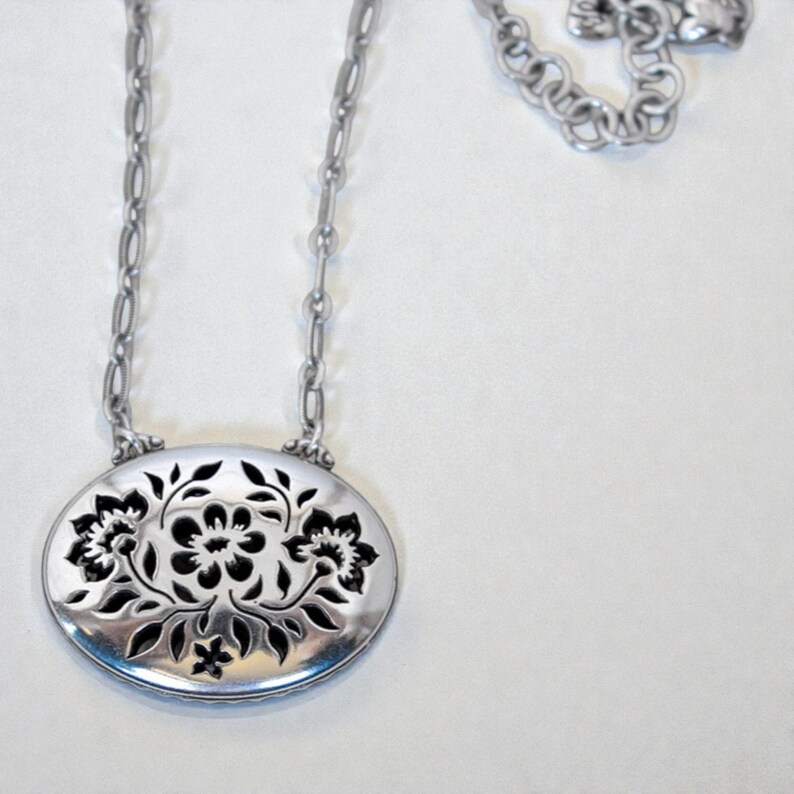Brighton Cutout Flower Filigree Oval Pendant Necklace Textured Chain Retired image 2